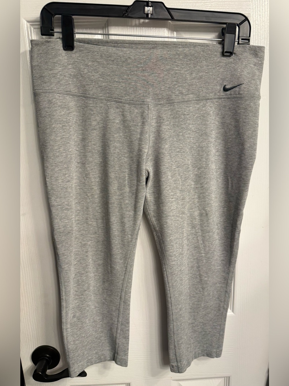 Nike women’s Light Gray Athletic capri Leggings size large
